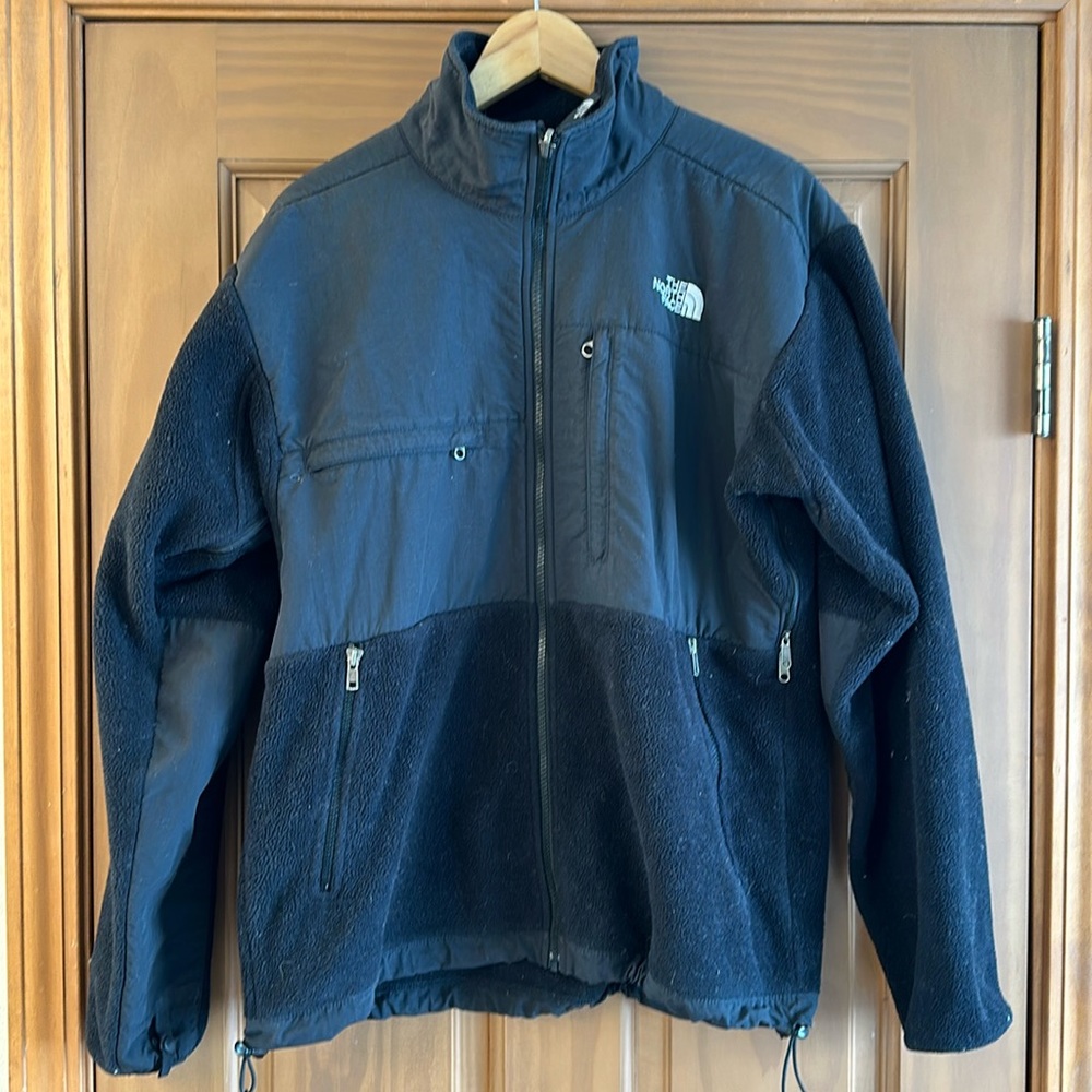 The North Face men’s medium black zip-up jacket.